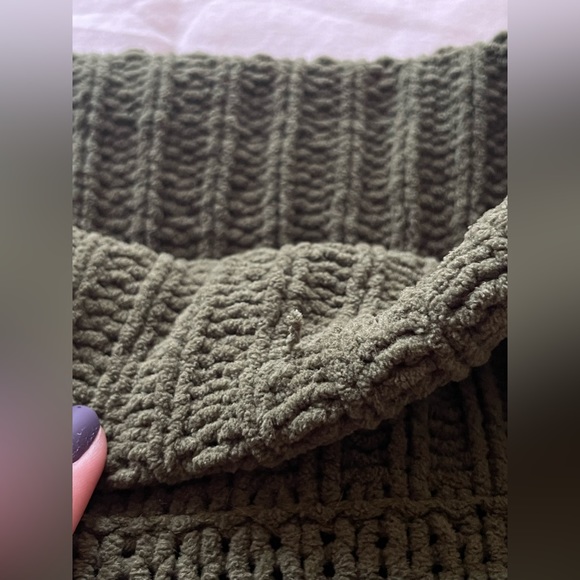 Green turtle neck sweater - Picture 7 of 7